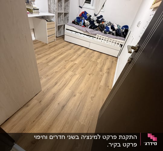 רצפת פרקט בחדר שינה עם מיטה וארון